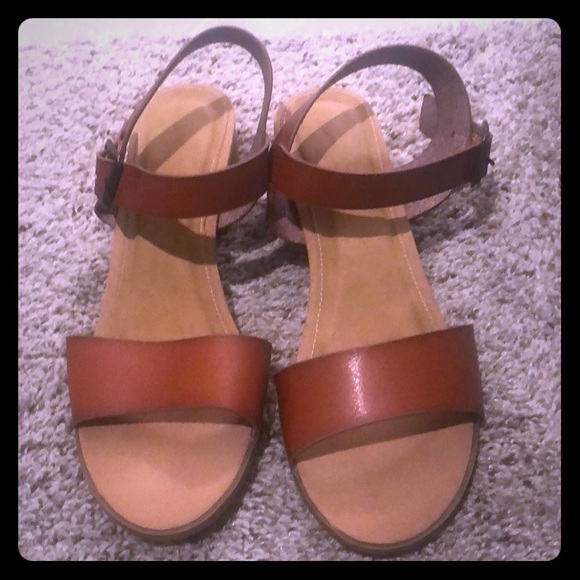 Open toe sandal with 1.5inch heel - Picture 1 of 3